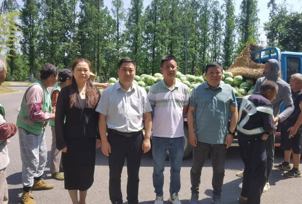 颍上县红十字会慰问一线环卫工人.jpg